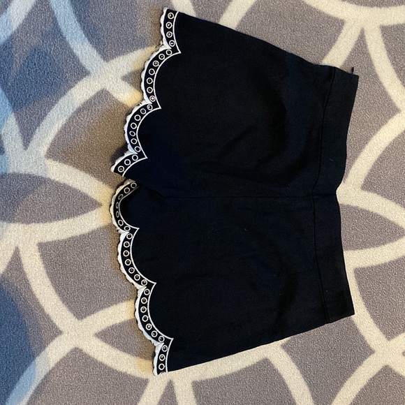 Embroidered shorts - Picture 4 of 6